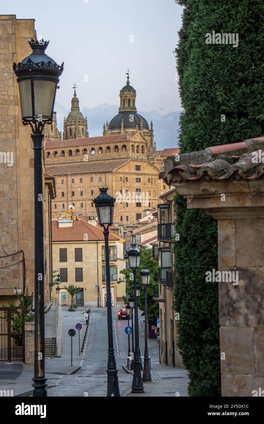 Un Rincón con encanto de Salamanca, con la Clerecía al fondo, España Banque D'Images
