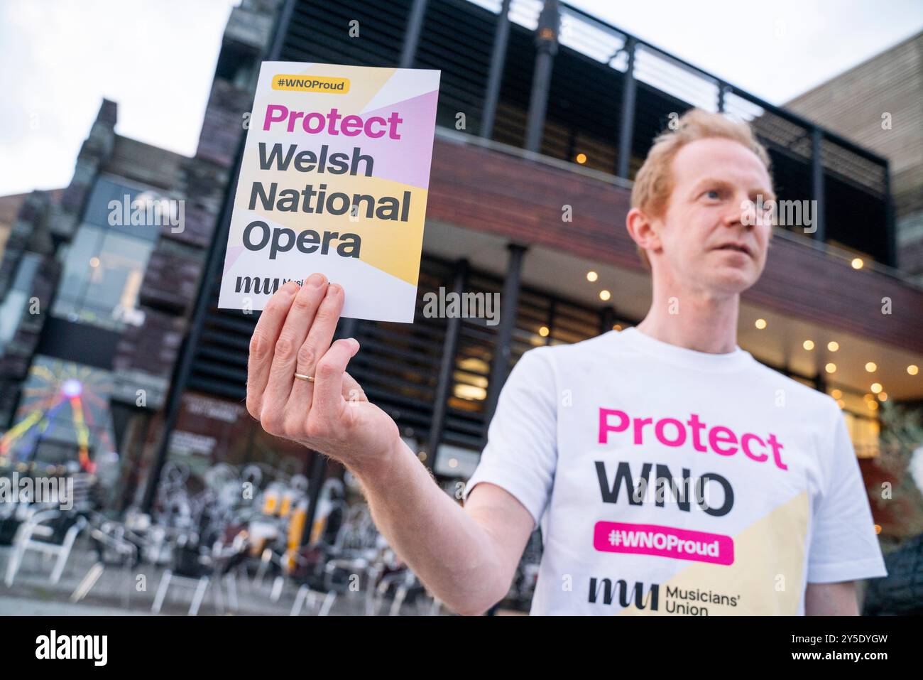 USAGE ÉDITORIAL SEULS les membres du Musicians' Union (MU) de l'orchestre de l'Opéra national gallois (WNO) participent à l'action syndicale avant la représentation de Rigoletto par WNO au Wales Millennium Centre. Date de la photo : samedi 21 septembre 2024. Banque D'Images