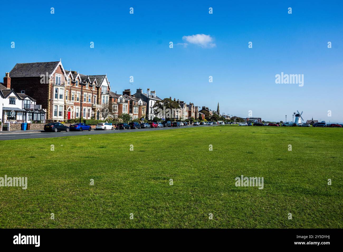 Vue sur le green et le moulin à vent à Lytham préparées Annes. Banque D'Images