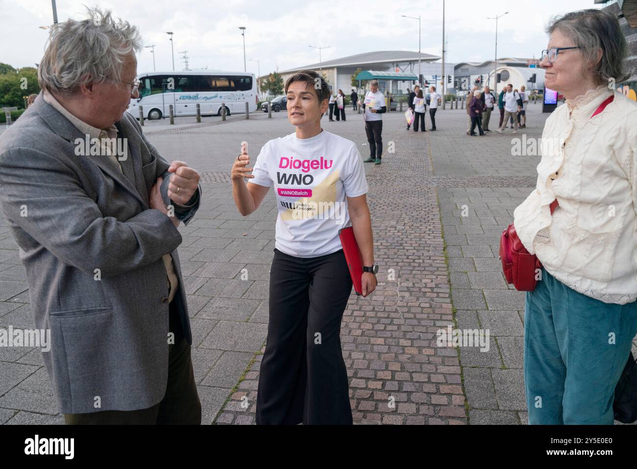 USAGE ÉDITORIAL SEULS les membres du Musicians' Union (MU) de l'orchestre de l'Opéra national gallois (WNO) participent à l'action syndicale avant la représentation de Rigoletto par WNO au Wales Millennium Centre. Date de la photo : samedi 21 septembre 2024. Banque D'Images