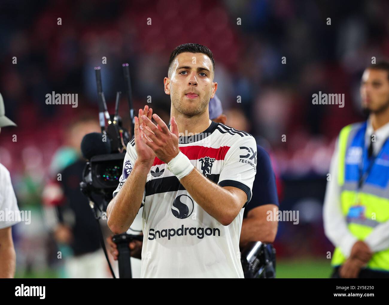 Selhurst Park, Selhurst, Londres, Royaume-Uni. 21 septembre 2024. Premier League Football, Crystal Palace contre Manchester United ; Un Diogo Dalot déçu de Manchester United applaudissant les fans de Manchester United après avoir travaillé à plein temps aux côtés de ses coéquipiers Credit : action plus Sports/Alamy Live News Banque D'Images