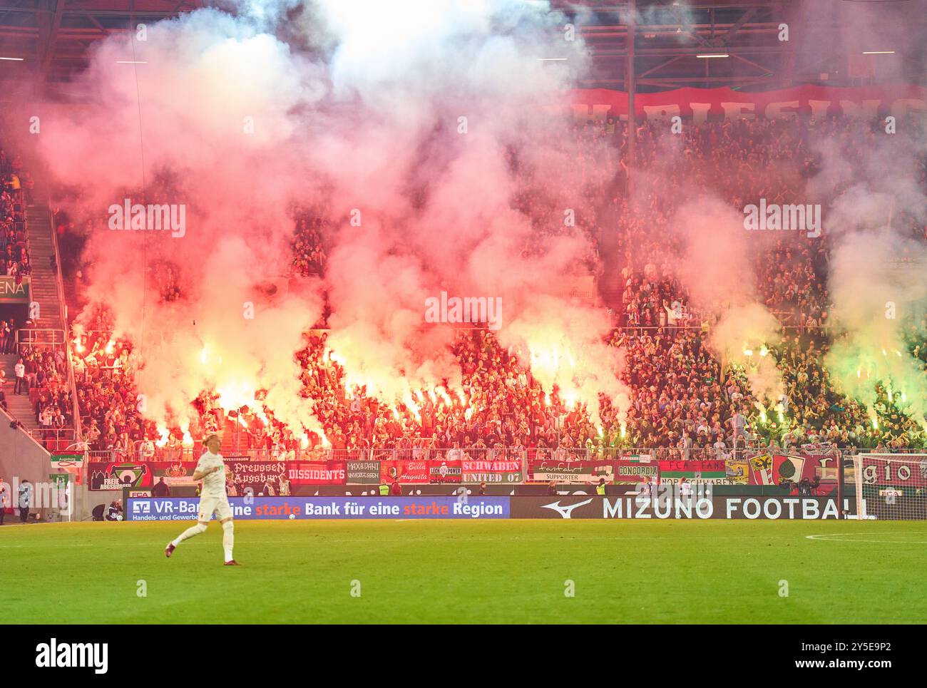 Fans de FCA dans le match FC AUGSBURG - FSV MAINZ 05 2-3 le 20 septembre 2024 à Augsburg, Allemagne. Saison 2024/2025, 1.Bundesliga, FCA, journée 4, 4.Spieltag photographe : Peter Schatz - LA RÉGLEMENTATION DFL INTERDIT TOUTE UTILISATION DE PHOTOGRAPHIES comme SÉQUENCES D'IMAGES et/ou QUASI-VIDÉO - Banque D'Images