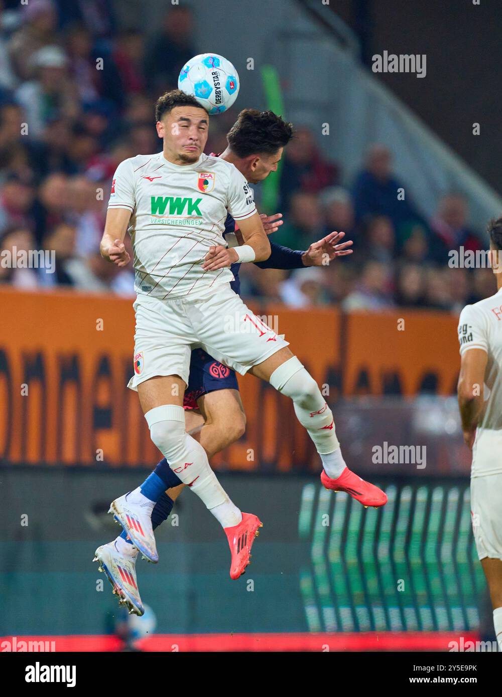 Ruben VARGAS, FCA 16 Competition for the ball, tackling, duel, header, zweikampf, action, combat contre Anthony Caci, MZ 19 dans le match FC AUGSBURG - FSV MAINZ 05 2-3 le 20 septembre 2024 à Augsbourg, Allemagne. Saison 2024/2025, 1.Bundesliga, FCA, journée 4, 4.Spieltag photographe : Peter Schatz - LA RÉGLEMENTATION DFL INTERDIT TOUTE UTILISATION DE PHOTOGRAPHIES comme SÉQUENCES D'IMAGES et/ou QUASI-VIDÉO - Banque D'Images