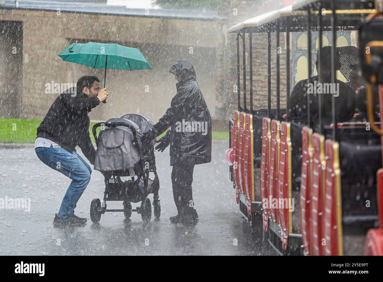 Dudley, Royaume-Uni. 21 septembre 2024. Météo britannique : les visiteurs du zoo et du château de Dudley sont choqués par le tonnerre soudain et les tempêtes de foudre après une matinée de soleil glorieux. Crédit : Lee Hudson/Alamy Live News Banque D'Images