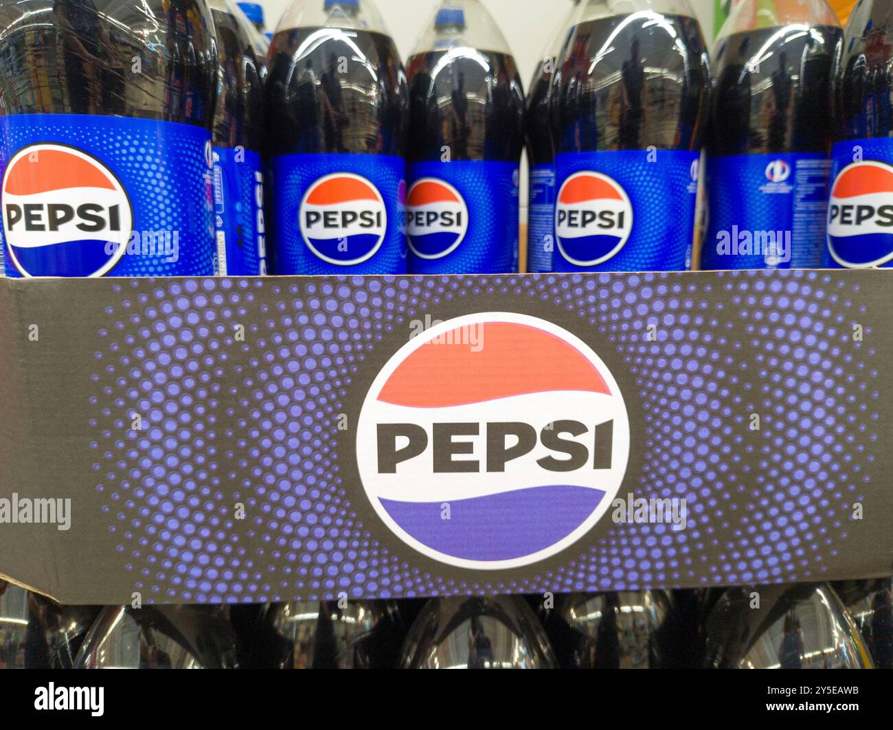 Poznan, Pologne. 13 août 2024. Présentoir de bouteilles Pepsi en magasin Banque D'Images