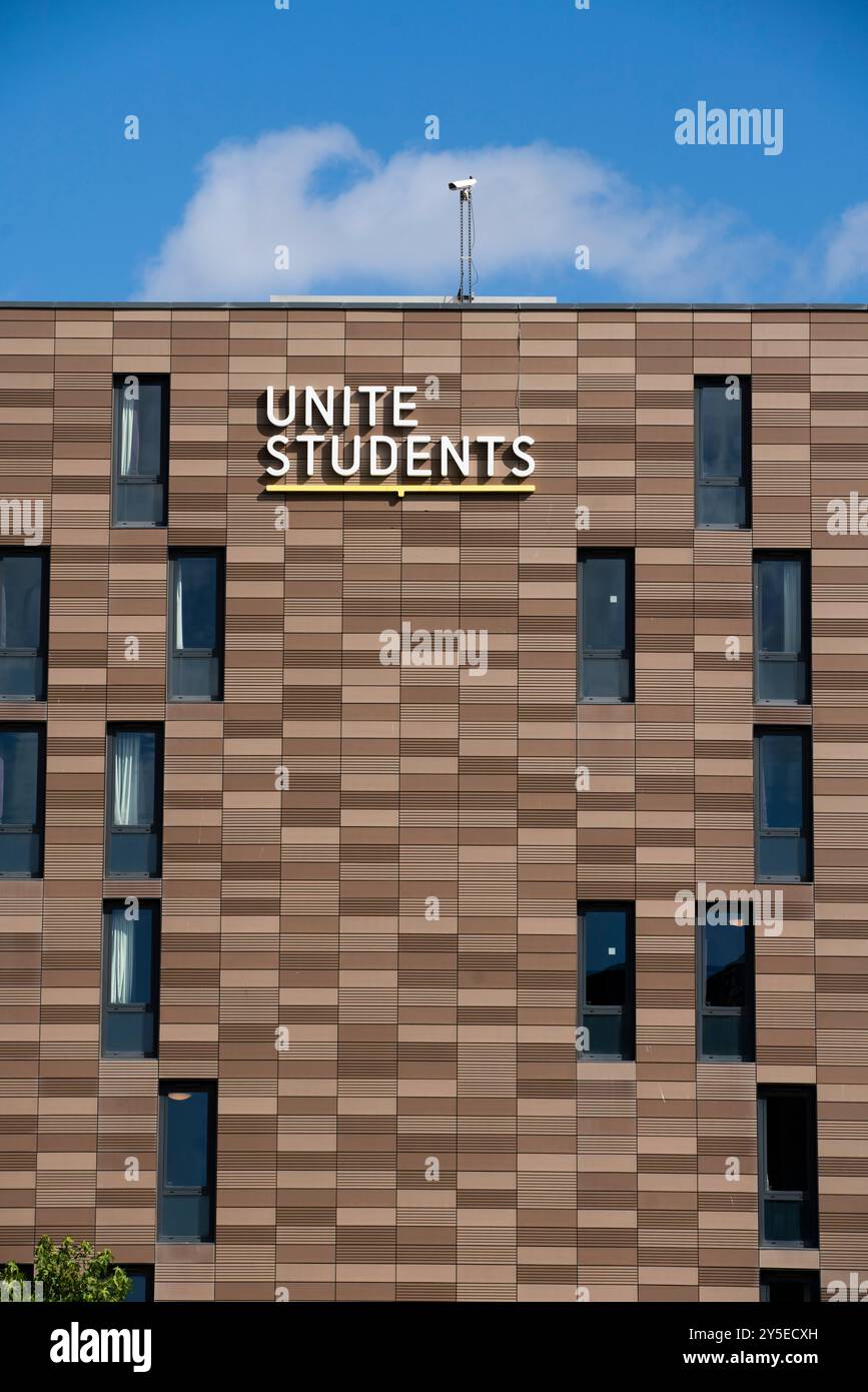 Vue générale d'une résidence Unite Students à l'Université de Newcastle avec le logo Unite Students affiché sous forme de signe par une journée ensoleillée. Banque D'Images