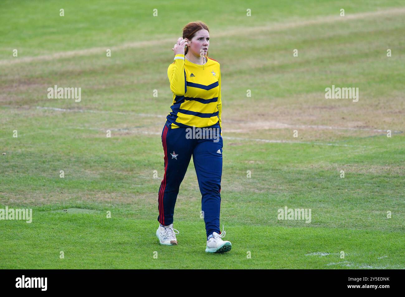 Leicester, Royaume-Uni. 21 septembre 2024. Kalea Moore des South East Stars se prépare à jouer lors de la finale du Rachel Heyhoe-Flint Trophy entre Sunrisers et South East Stars à Uptonsteel County Ground. Crédit : Dave Vokes/Alamy Live News Banque D'Images