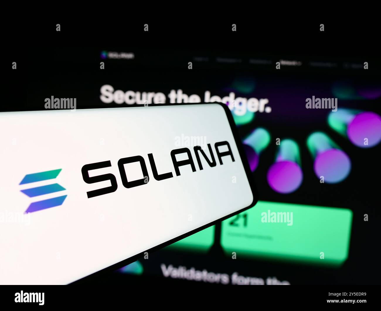 Dans cette illustration photo, un téléphone mobile avec le logo de la société de plateforme blockchain Solana est vu devant le site Web de l'entreprise. Banque D'Images