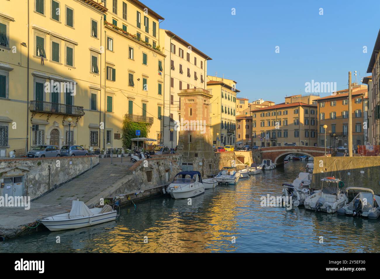 Le quartier de la Nouvelle Venise, avec des bateaux amarrés au coucher du soleil, Livourne, Toscane, Italie Banque D'Images