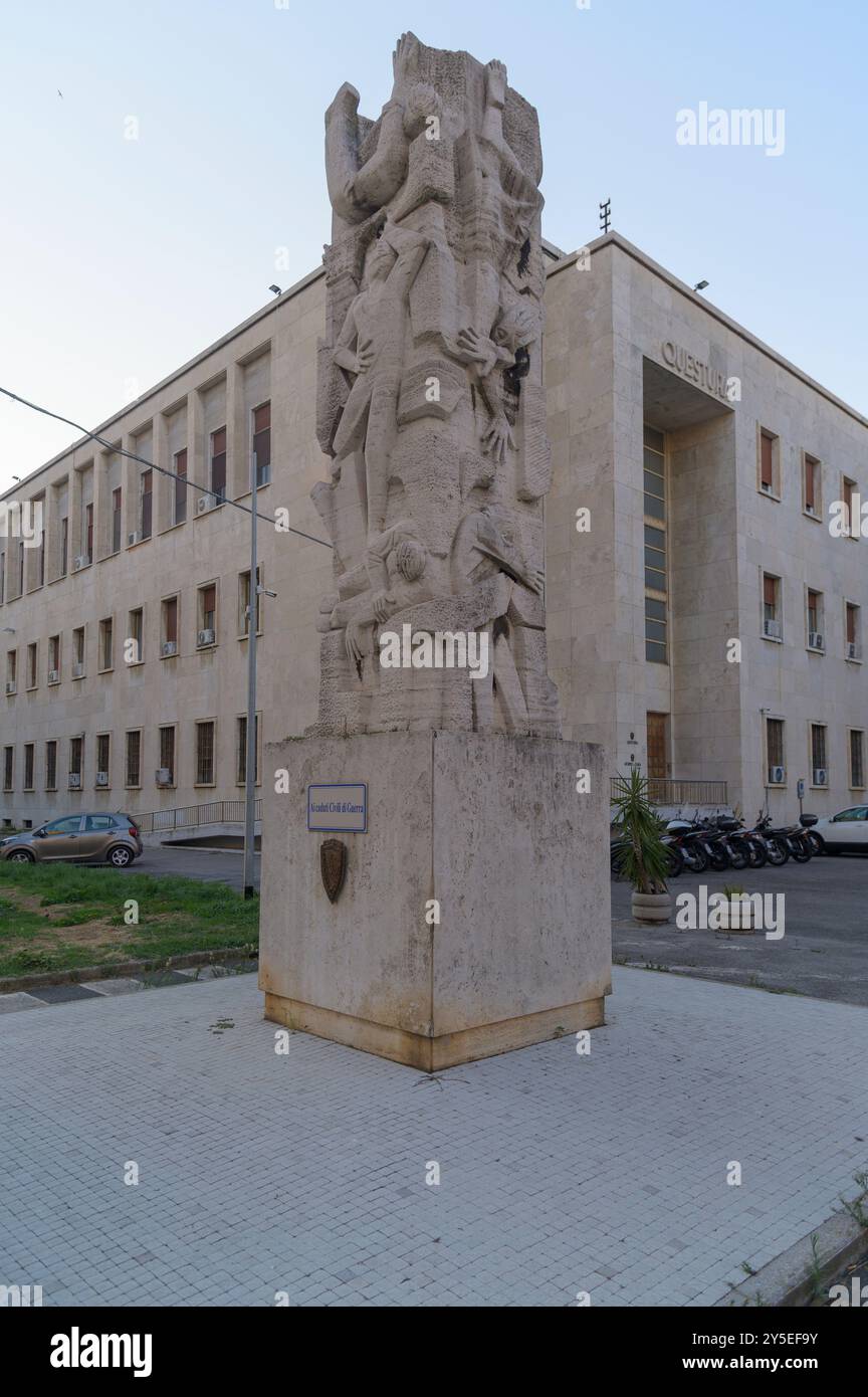 Une sculpture en pierre détaillée devant un bâtiment du gouvernement, présentant des sculptures complexes et une signification historique, Livourne, Toscane, Italie Banque D'Images