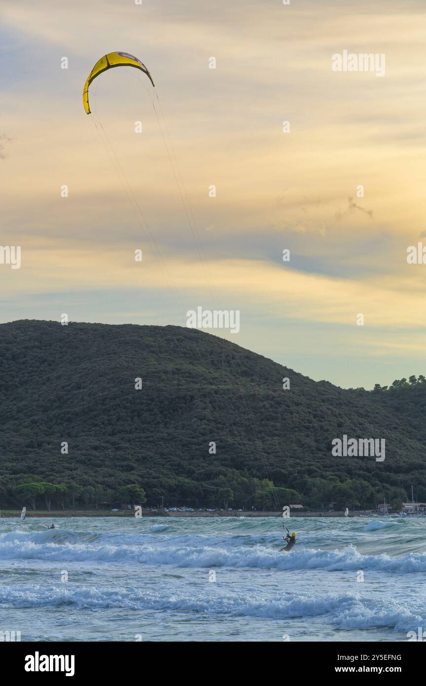 Kitesurf avec une mer agitée dans le golfe de Baratti, Piombino, Italie Banque D'Images