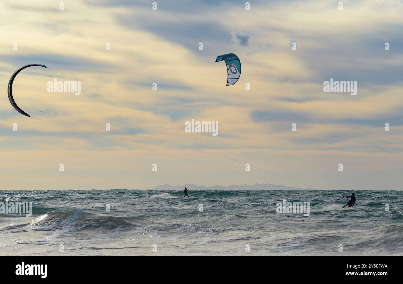 Kitesurf avec une mer agitée dans le golfe de Baratti, Piombino, Italie Banque D'Images