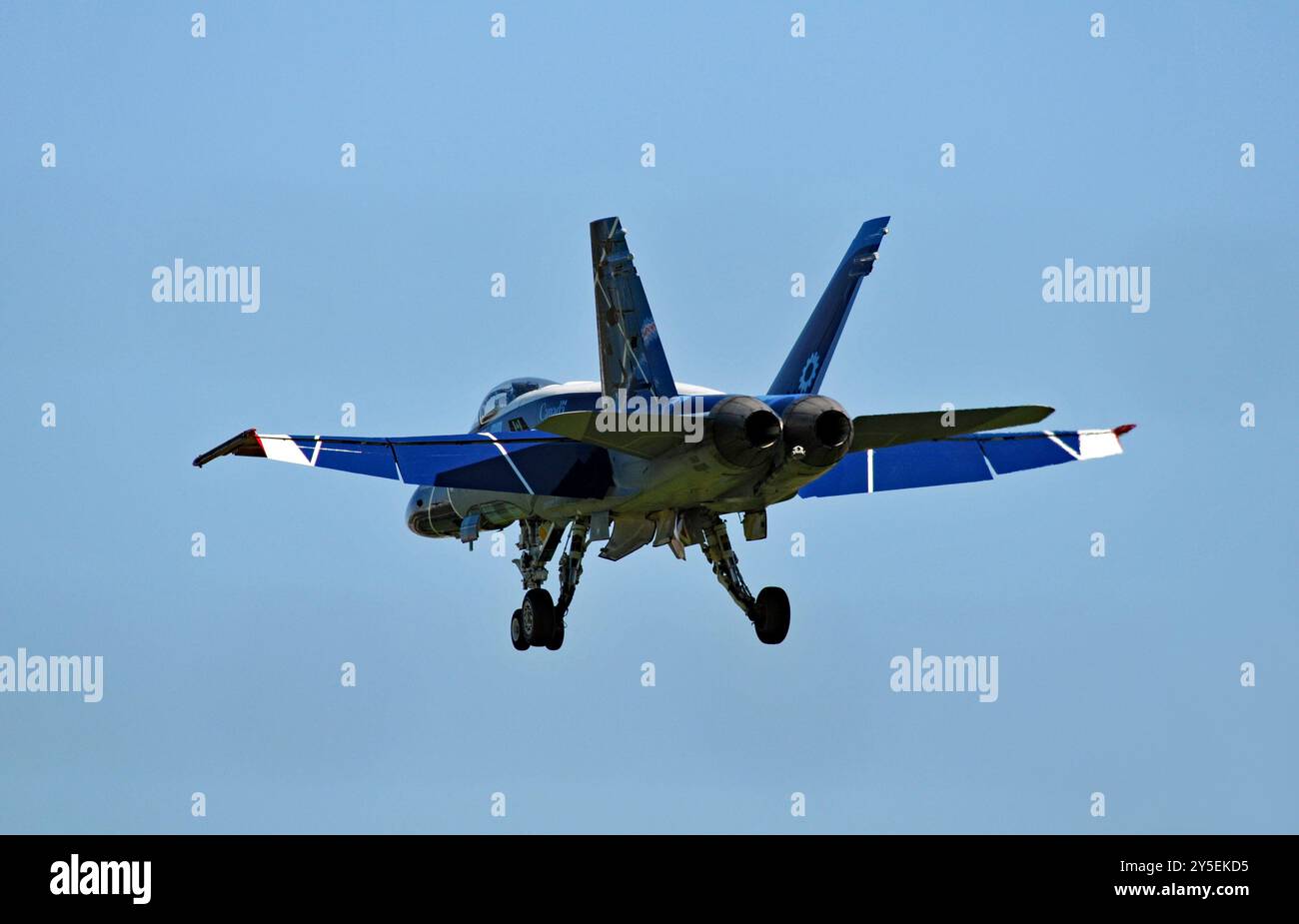 Un chasseur CF-18 Hornet de l'Aviation royale canadienne atterrit à l'aéroport Pearson de Toronto après avoir participé au salon aérien international du Canada. Banque D'Images