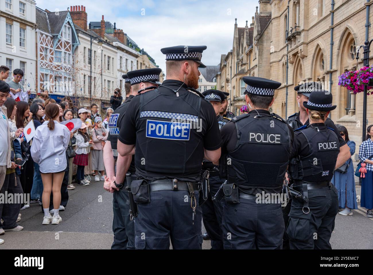 Patrouille de police à l'extérieur du Balliol College pour la visite de l'empereur Naruhito du Japon et de son épouse, Oxford, Royaume-Uni Banque D'Images