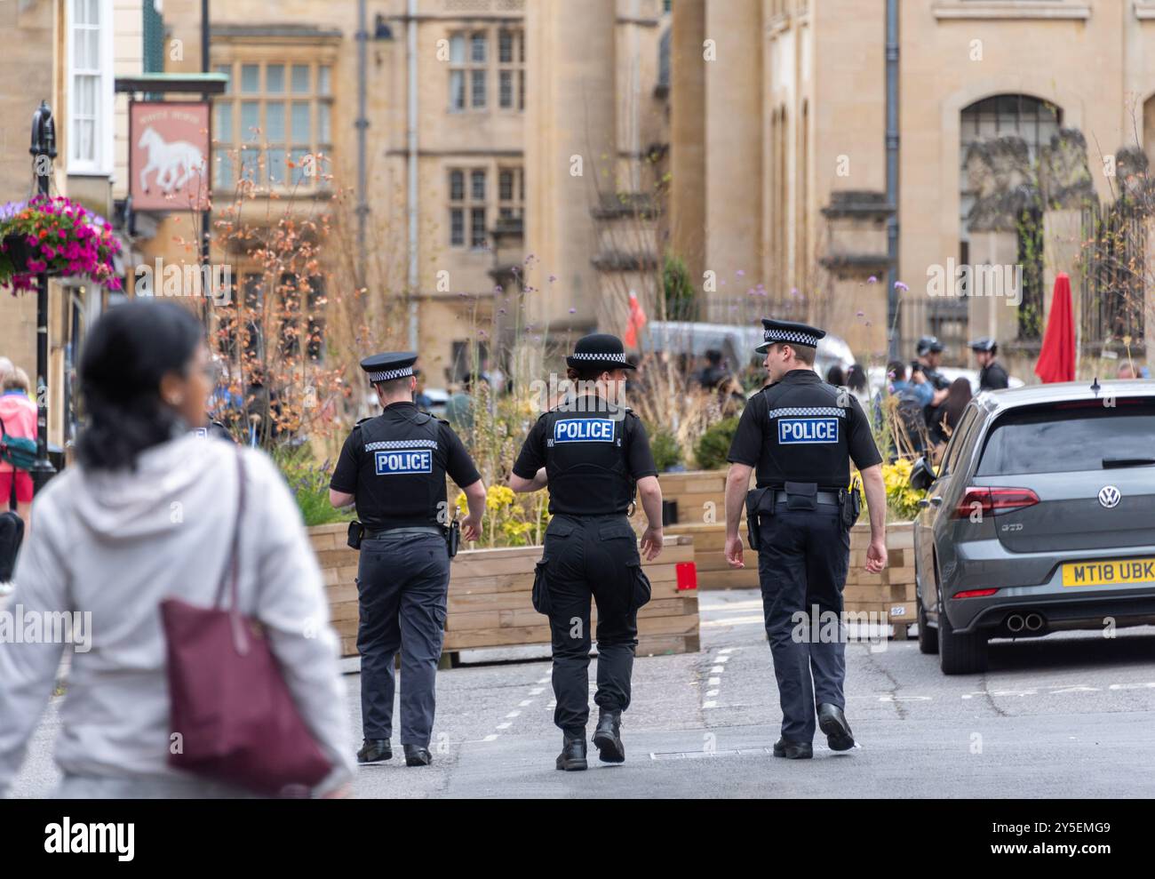Patrouille de police à l'extérieur du Balliol College pour la visite de l'empereur Naruhito du Japon et de son épouse, Oxford, Royaume-Uni Banque D'Images