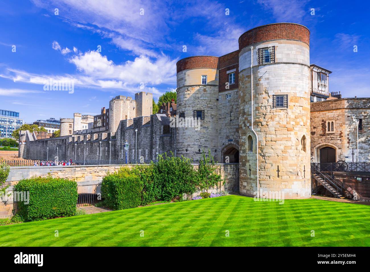 Londres, Royaume-Uni. Tour médiévale de Londres à Engfland, capitale, scène illuminée au crépuscule. Banque D'Images