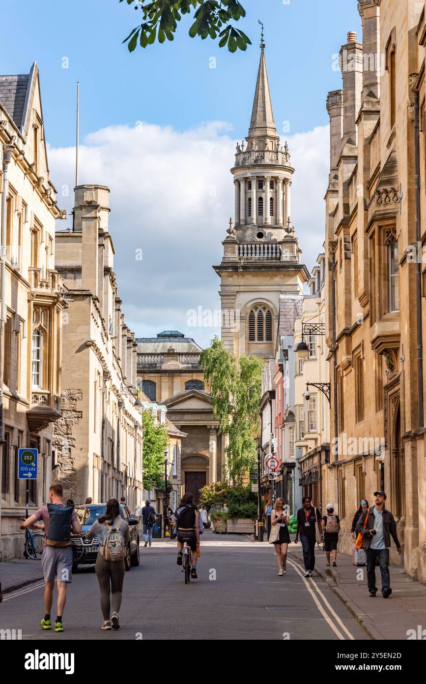 Scène de rue dans Turl Street, Oxford, Royaume-Uni. La flèche de la bibliothèque du Lincoln College domine le tableau. Banque D'Images