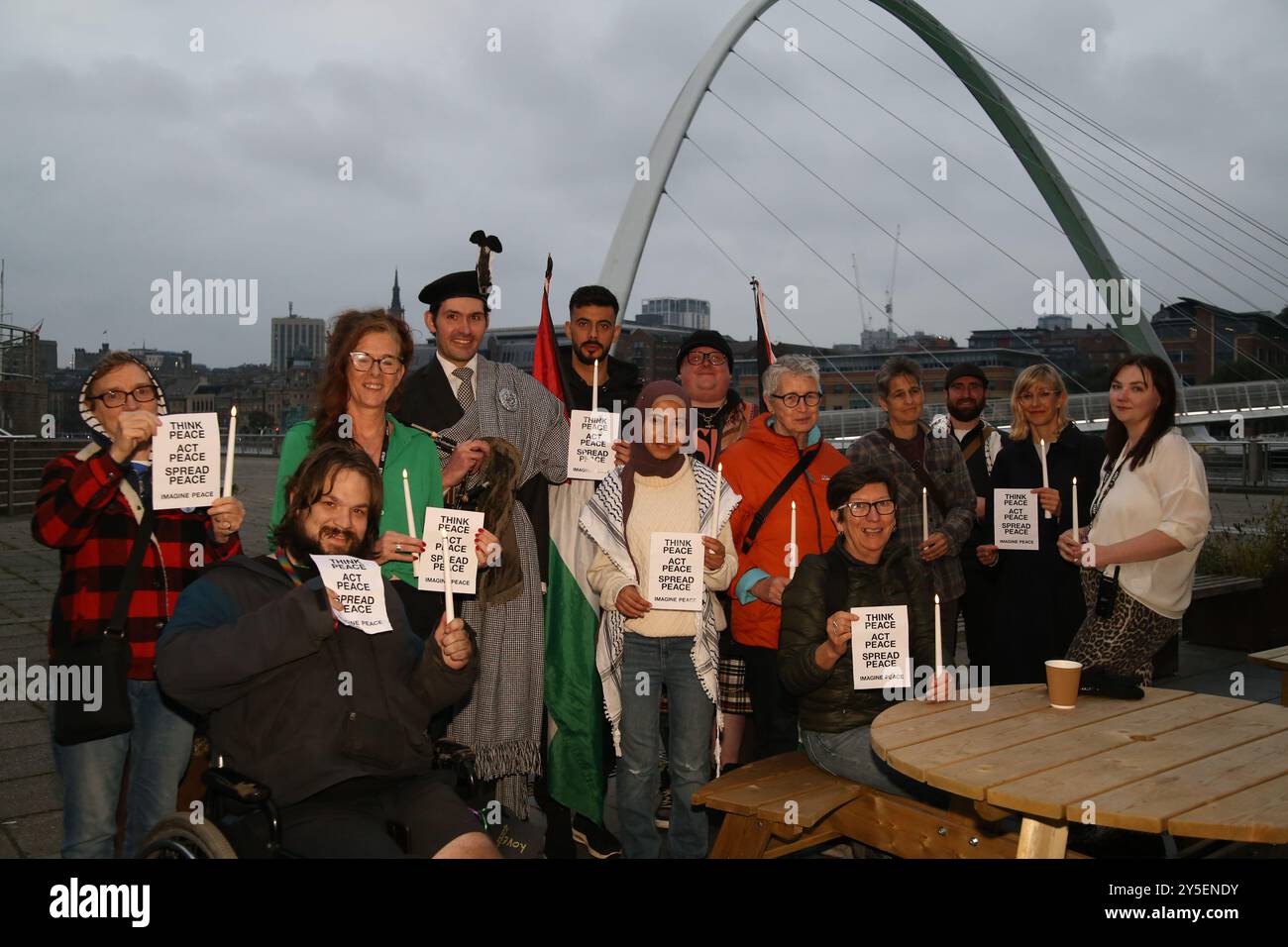 Baltic, Gateshead, Royaume-Uni, 21 septembre 2024. Journée internationale de la paix des Nations Unies, moment de paix, a eu lieu sur la place Baltique. La toile de fond de la veillée comprend une remise en scène de l’œuvre IMAGINE PEACE DE Yoko Ono sur l’extérieur du bâtiment de Baltic avec la bénédiction de l’artiste. Ce sera une veillée pacifique contemplative avec Northumbria Pipies Music, Baltic, Gateshead, UK, 21 septembre, 2024, crédit : DEW/Alamy Live News Banque D'Images