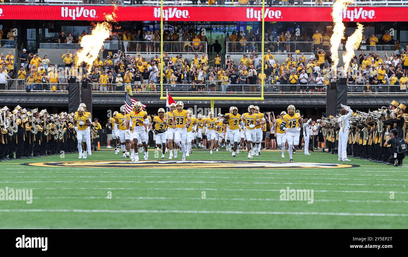 Columbia, Missouri, États-Unis. 21 septembre 2024. Les Missouri Tigers entrent sur le terrain avant un match contre les Vanderbilt Commodore au Memorial Stadium de Columbia, Missouri. David Smith/CSM/Alamy Live News Banque D'Images