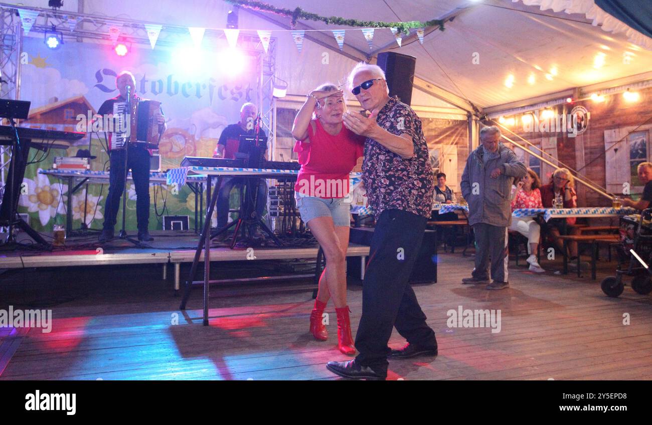 Bergedorfer Oktoberfest auf dem Frascatiplatz. Ein Mann und eine Frau schwingen im kleinen Zelt neben dem Hauptzelt das Tanzbein. Bergedorf Hamburg *** Bergedorf Oktoberfest sur Frascatiplatz Un homme et une femme se serrent une jambe dans la petite tente à côté de la tente principale Bergedorf Hamburg Banque D'Images