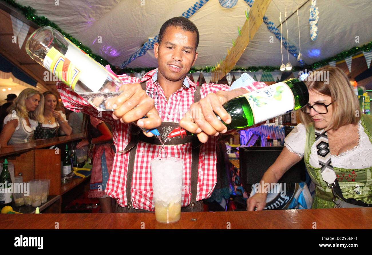 Bergedorfer Oktoberfest auf dem Frascatiplatz. Barkeeper Luiz mixt einen Caipirinha. Bergedorf Hamburg *** Bergedorf Oktoberfest sur Frascatiplatz Bartender Luiz mélange une caipirinha Bergedorf Hamburg Banque D'Images