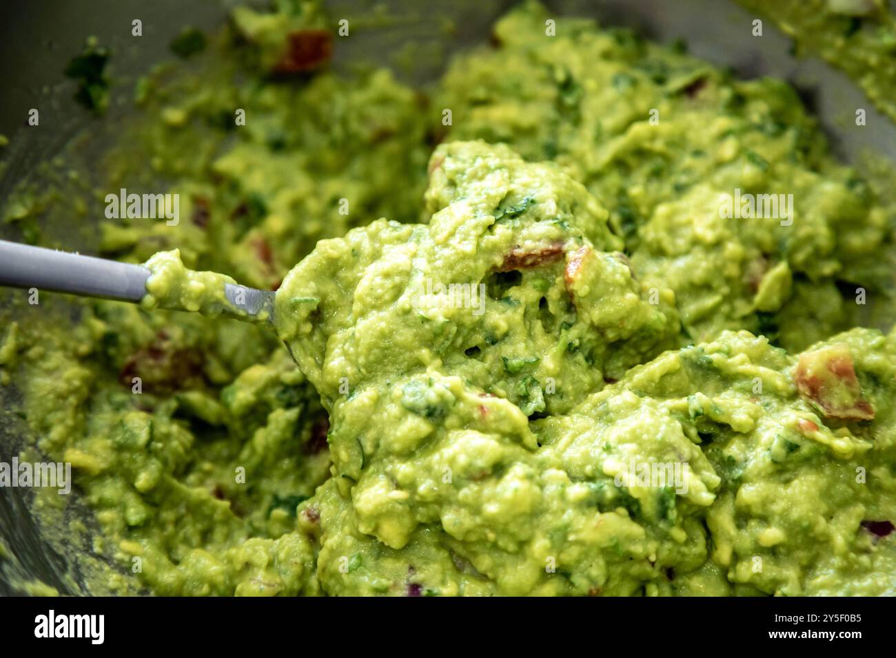 Guacamole à l'avocat traditionnel et assaisonnements classiques avec des nachos tortilla de maïs Banque D'Images