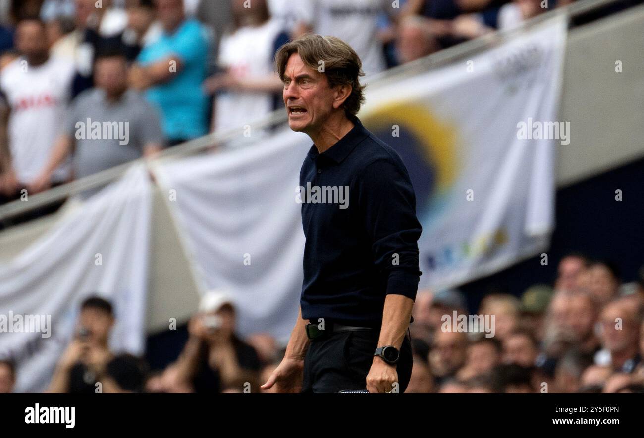 Londres, Royaume-Uni. 21 septembre 2024. Thomas Frank, le manager de Brentford réagit. Premier League match, Tottenham Hotspur contre Brentford au Tottenham Hotspur Stadium de Londres le samedi 21 septembre 2024. Cette image ne peut être utilisée qu'à des fins éditoriales. Usage éditorial exclusif photo par Sandra Mailer/Andrew Orchard photographie sportive/Alamy Live News crédit : Andrew Orchard photographie sportive/Alamy Live News Banque D'Images