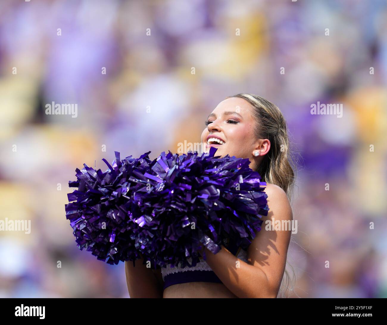 Baton Rouge, Louisiane, États-Unis. 21 septembre 2024. Les cheerleaders de la LSU jouent lors d'un match de football NCAA entre les Tigers de la LSU et les Bruins de l'UCLA le 21 septembre 2024 à Baton Rouge. LSU a gagné, 34-17. (Crédit image : © Scott Coleman/ZUMA Press Wire) USAGE ÉDITORIAL SEULEMENT! Non destiné à UN USAGE commercial ! Banque D'Images