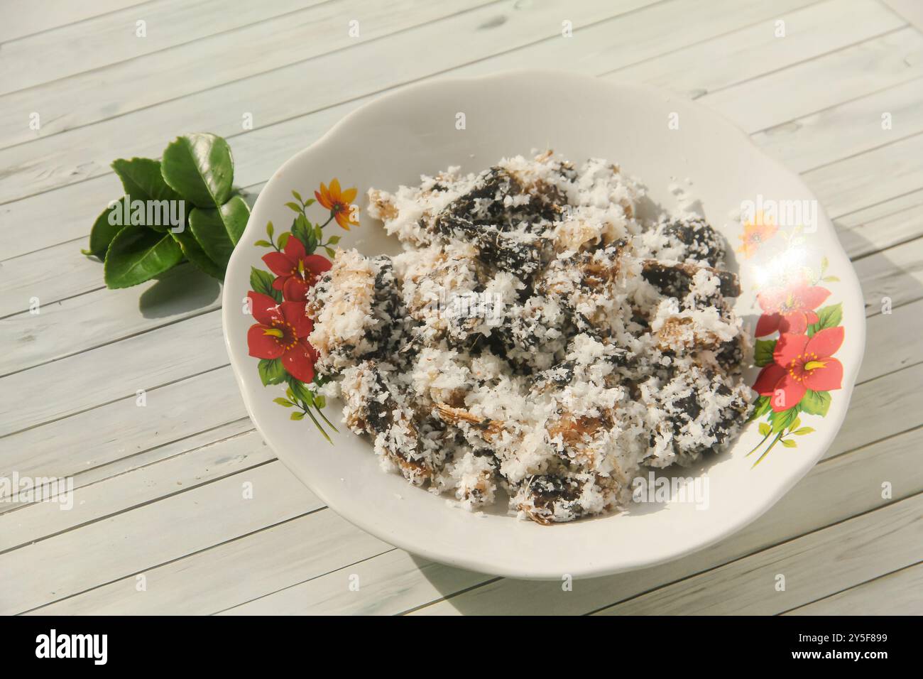 Gatot avec garniture de noix de coco râpée, Gatot est un aliment typiquement indonésien à base de manioc qui est séché pendant un certain temps pour produire un bla distinctif Banque D'Images