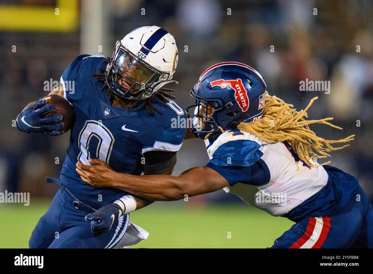 East Hartford, CT, États-Unis. 21 septembre 2024. Connecticut Huskies Running Back Cam Edwards (0) court devant Florida Atlantic Owls Safety CJ Heard (1) lors d'un match de football NCAA au Pratt & Whitney Stadium à East Hartford, CT. Rusty Jones/Cal Sport Media/Alamy Live News Banque D'Images