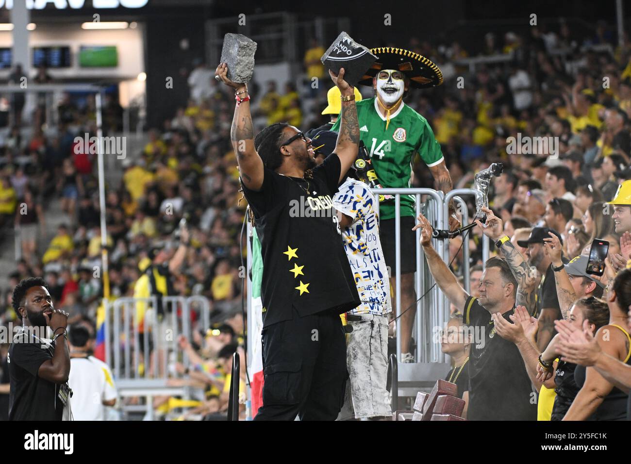 Columbus, Ohio, États-Unis. 21 septembre 2024. Le fan de Columbus Crew célèbre un but en tenant du béton cassé coupé par un marteau-piqueur contre Orlando City SC dans leur match à Columbus, Ohio. Brent Clark/Cal Sport Media (crédit image : © Brent Clark/Cal Sport Media). Crédit : csm/Alamy Live News Banque D'Images