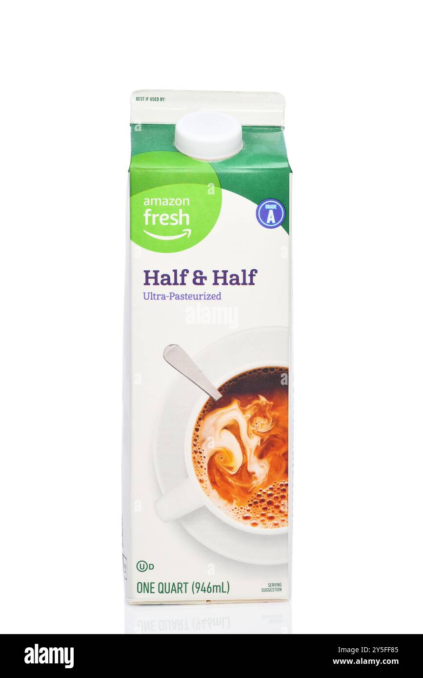 IRVINE, CALIFORNIE - 21 septembre 2024 : un carton d'un quart d'Amazon Fresh moitié et moitié. Banque D'Images