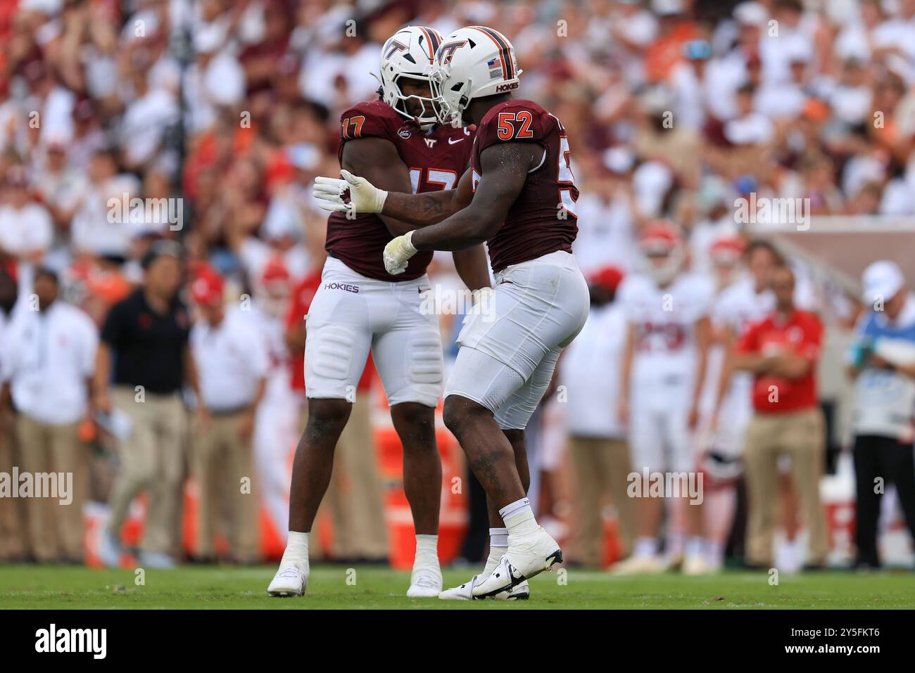 21 septembre 2024 : Antwaun Powell-Ryland (52 ans), joueur de ligne défensif des Virginia Tech Hokies, célèbre un sac avec Cole Nelson (17 ans) Banque D'Images