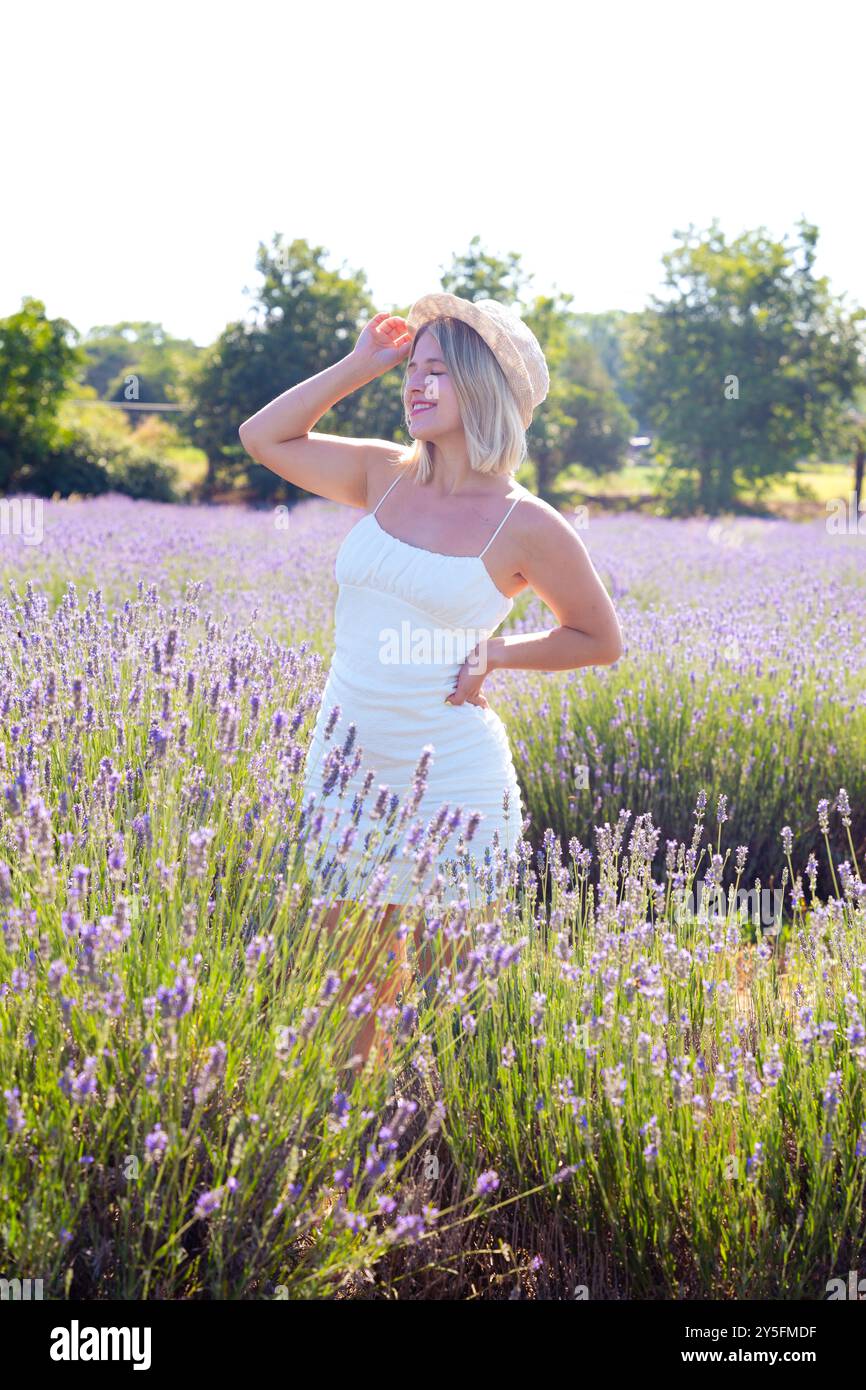 Portrait vertical individuel heureux jeune femme caucasienne dans le champ de lavande. Banque D'Images