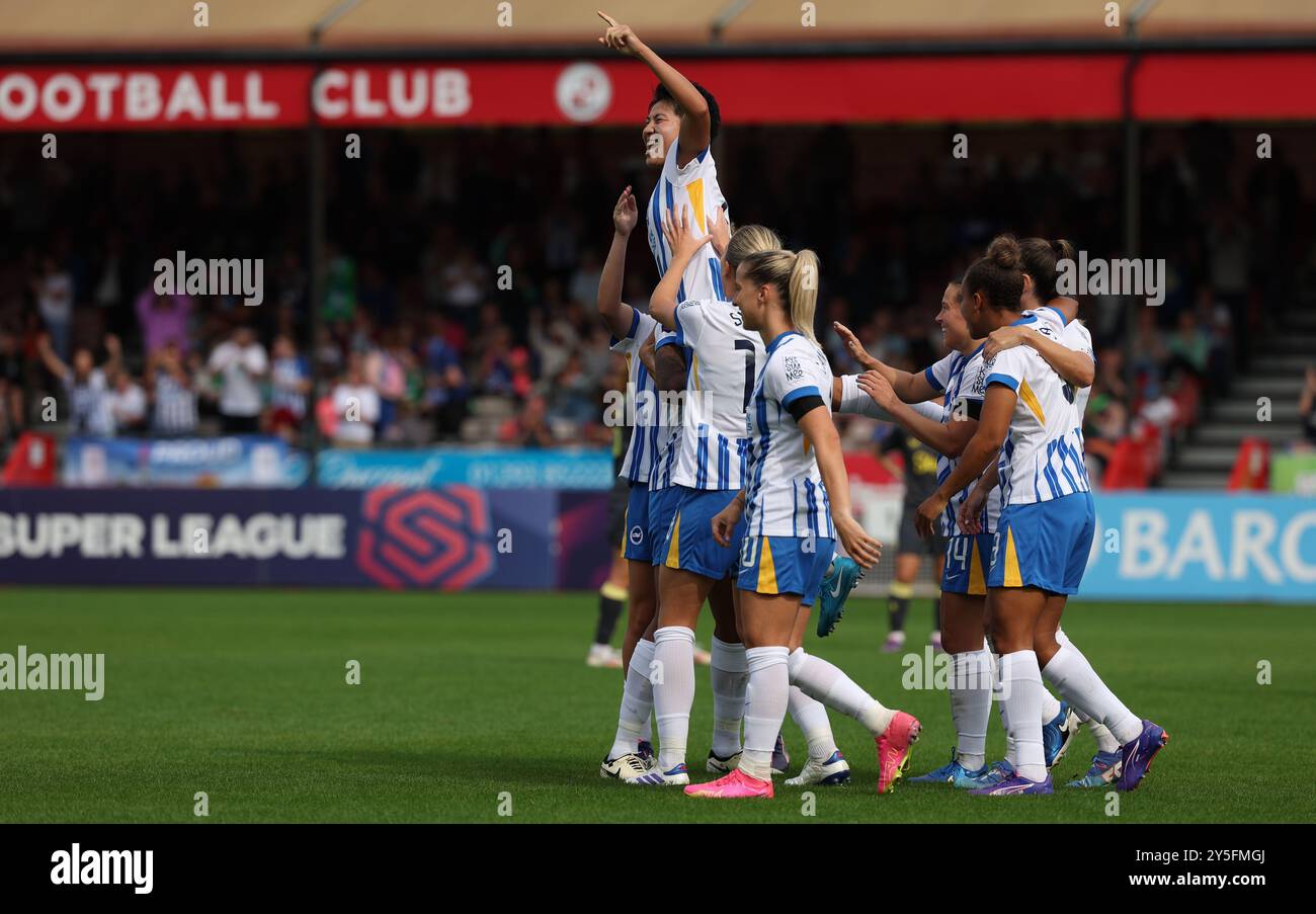 Crawley, Royaume-Uni. 21 septembre 2024. Keiko Sieke de Brighton célèbre avoir marqué un tour du chapeau lors du match de Super League féminine de Barclays entre Brighton & Hove Albion et Everton au Broadfield Stadium. Crédit : images téléphoto/Alamy Live News Banque D'Images