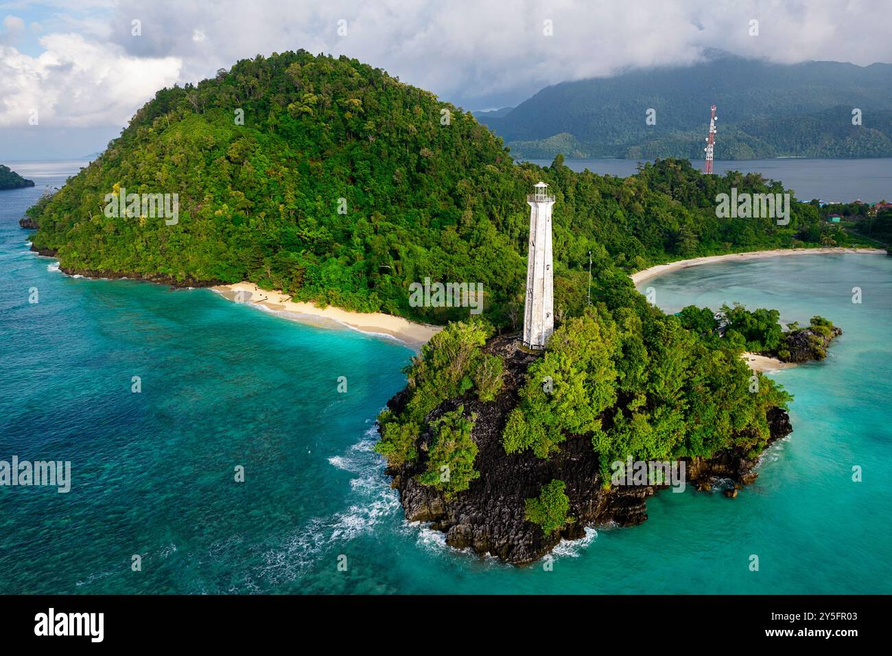 Vue aérienne d'un beau phare, plage de sable et bateaux de pêche et île tropicale de Labengki à la végétation luxuriante, Sulawesi en Indonésie Banque D'Images