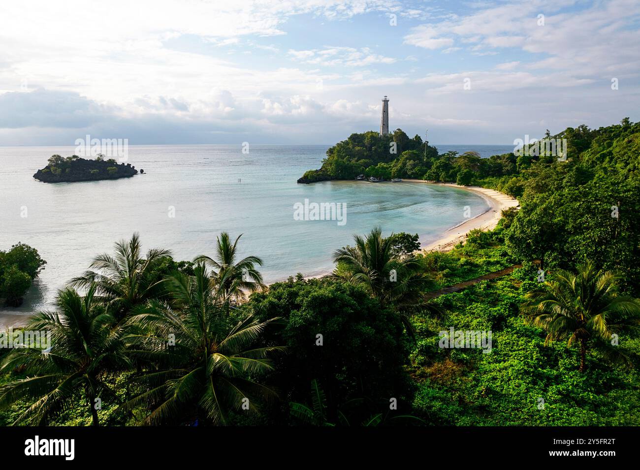 Vue aérienne de belle plage de sable, phare rustique à l'arrière sur l'île tropicale de Labengki avec une végétation luxuriante, Sulawesi, Indonésie, Asie Banque D'Images