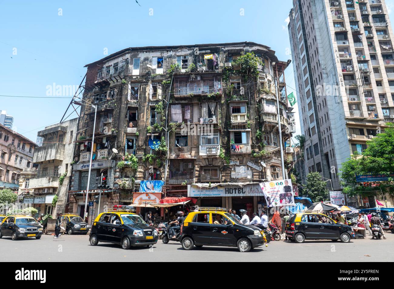 Mumbai, Inde - 17 septembre 2024 un vieux bâtiment dans Kamathipura Maulana Shaukat Ali Road près de Old Taj Cinema Ar Grant Road dans le Maharashtra Inde Banque D'Images