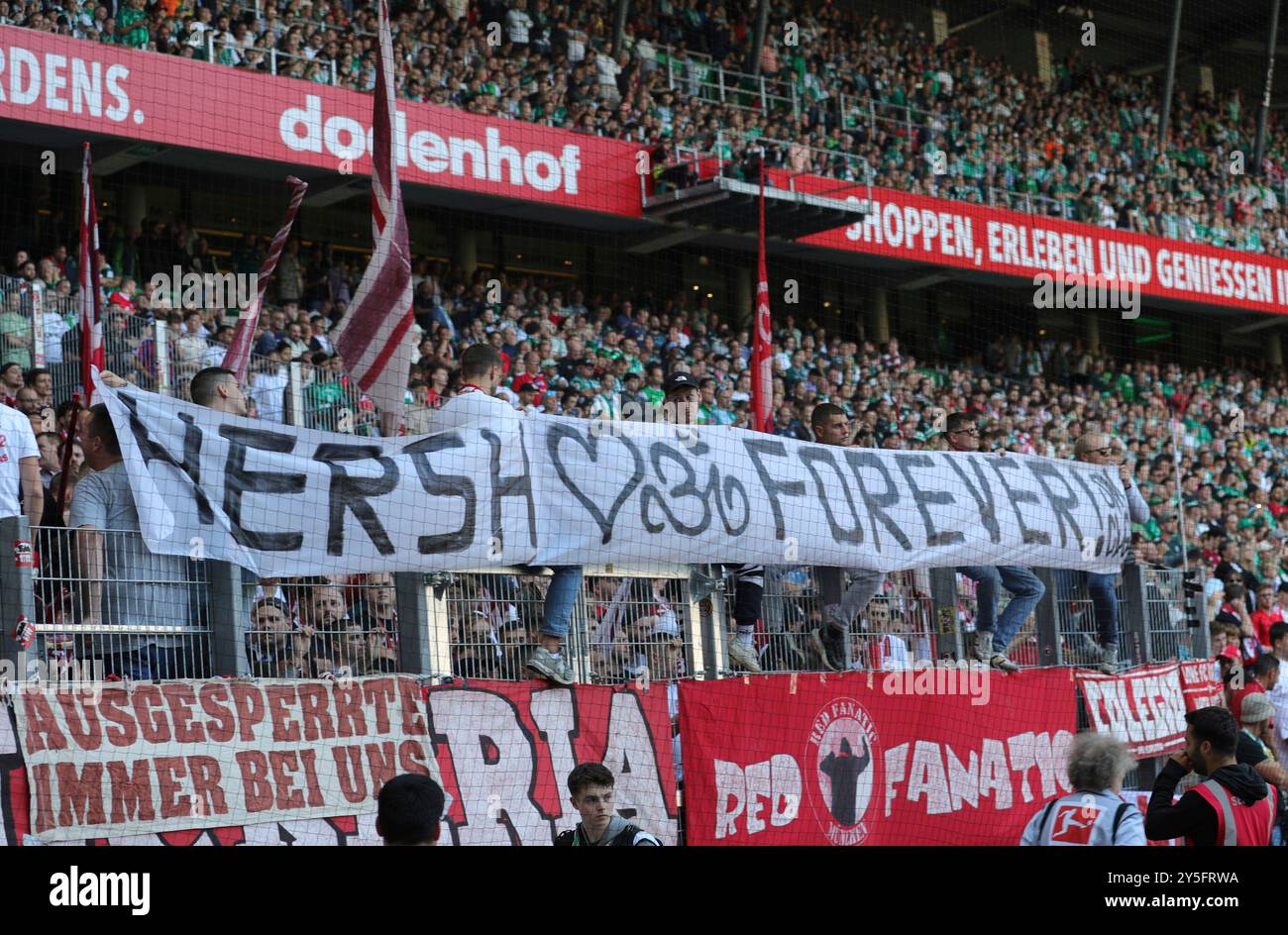 21.09.2024, wohninvest Weserstadion, Bremen, GER, 1.FBL SV Werder Bremen v. FC Bayern Muenchen im Bild/Picture Shows Feature/Impressionen Fahnen/Banner/Stimmung/Emotionen/fans Bayern-fans gedenken getoetetem Hersh Goldberg-Polin mit einem Spruchband 'Hersh Forever' Foto © nordphoto GmbH/Tauchnitz INTERDIT L'UTILISATION DE SÉQUENCES VIDÉO OU QUASI-DFB. Banque D'Images