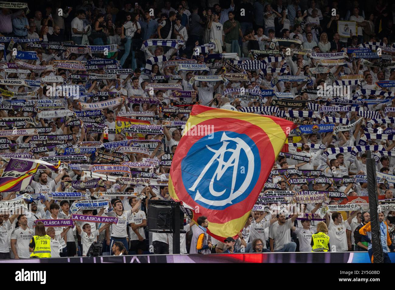 Madrid, Espagne. 21 septembre 2024. Les fans du Real Madrid lèvent une bannière dans les tribunes ce samedi lors d'un match de la Liga. Le Real Madrid a battu Espanyol de Barcelona 4-1 au stade Santiago Bernabeu lors d'une nouvelle manche du championnat espagnol de première division. Crédit : SOPA images Limited/Alamy Live News Banque D'Images