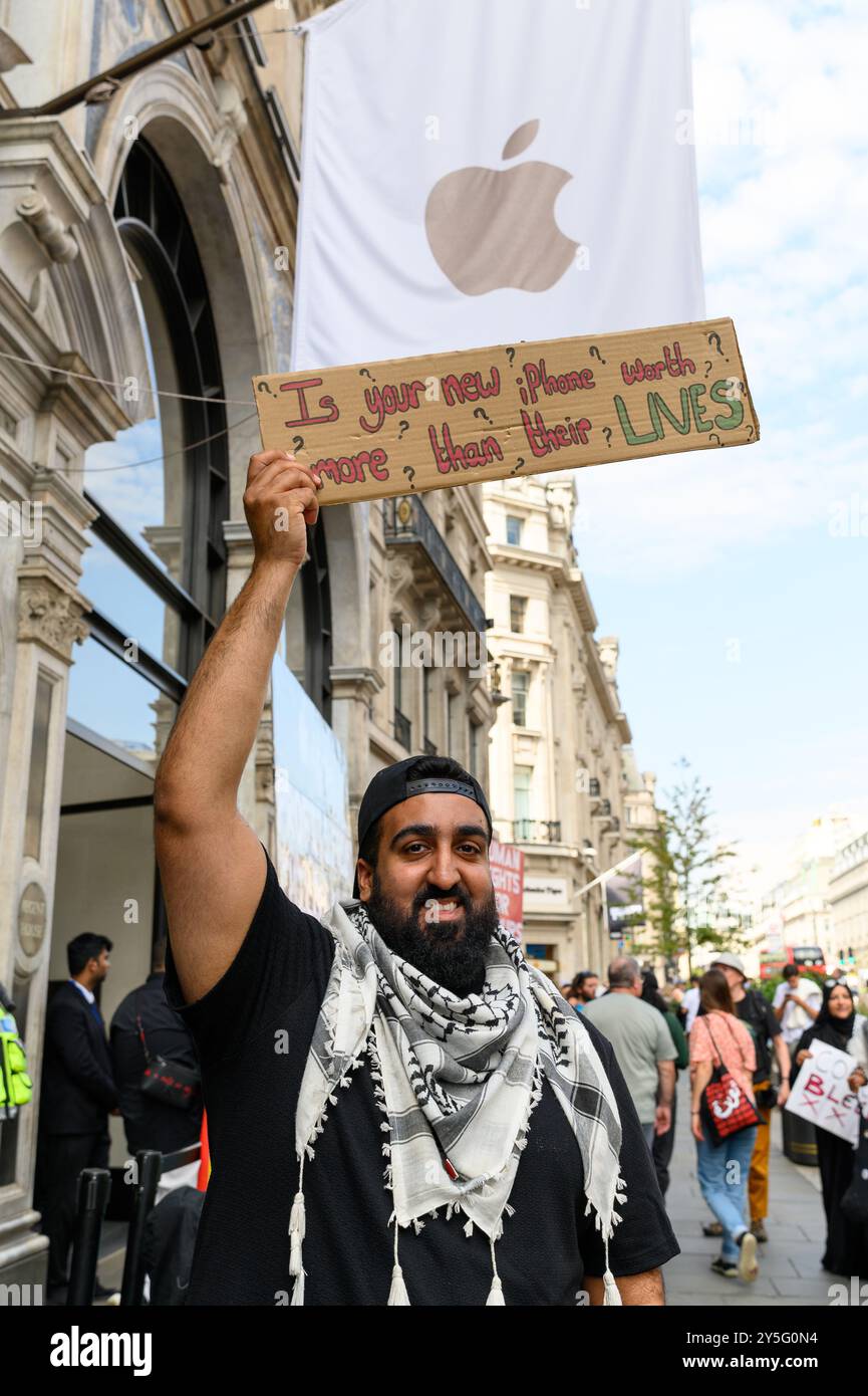 Londres, Royaume-Uni. 21 septembre 2024. Des Congolais, des Palestiniens et des Ouïghours manifestent devant l’Apple Store de Regent Street contre le travail des enfants dans les mines congolaises et le travail forcé en Chine. La manifestation a coïncidé avec la sortie de l’iPhone 16 par Apple. Crédit : Andrea Domeniconi/Alamy Live News Banque D'Images