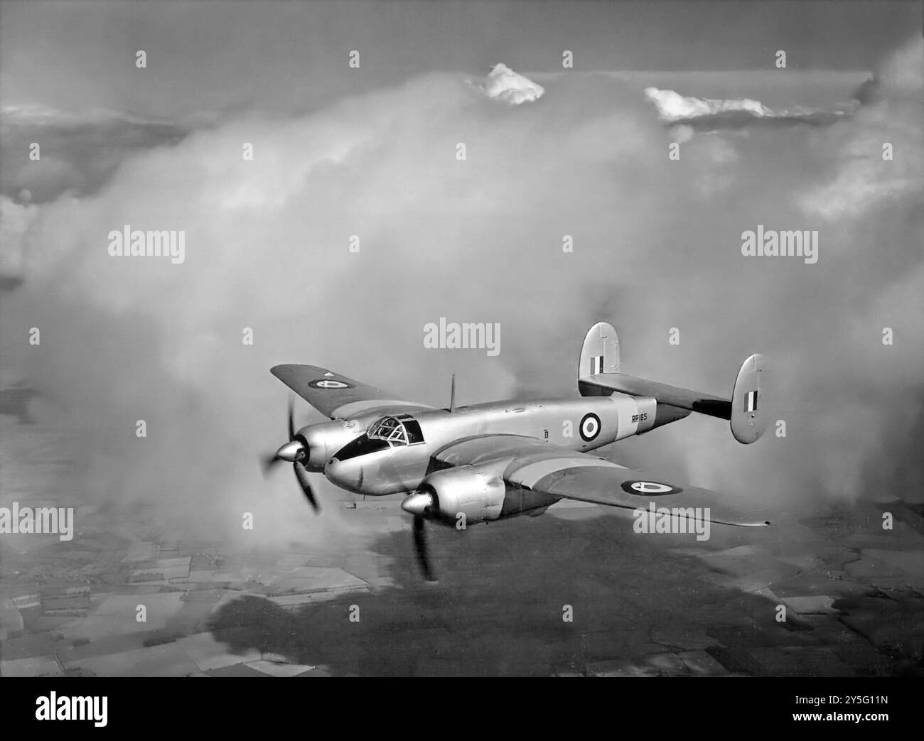 Le Bristol Buckmaster était un avion d'entraînement britannique avancé exploité par la Royal Air Force dans les années 1950 En 1945, il y avait un écart dans les performances entre les soi-disant entraîneurs avancés en usage - tels que l'Avro Anson, Airspeed Oxford, Bristol Blenheim et Lockheed Hudson - et les avions de combat que les pilotes devraient piloter à la remise des diplômes. Un fuselage avant plus large permettait des sièges côte à côte pour un instructeur et un stagiaire et de la place pour un opérateur radio. Tous les armements, blindés et équipements militaires ont également été retirés. Banque D'Images