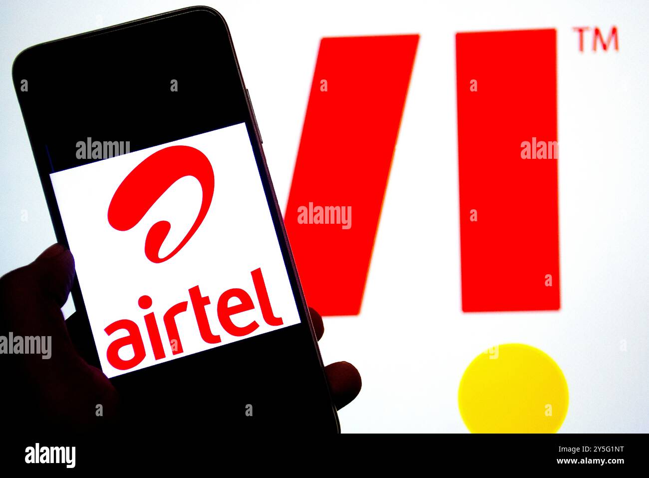 Inde. 21 septembre 2024. Dans cette illustration photo, un logo Airtel vu affiché sur un smartphone avec un logo VI (Vodafone) en arrière-plan. (Photo par Avishek Das/SOPA images/SIPA USA) *** strictement à des fins d'actualités éditoriales *** crédit : SIPA USA/Alamy Live News Banque D'Images