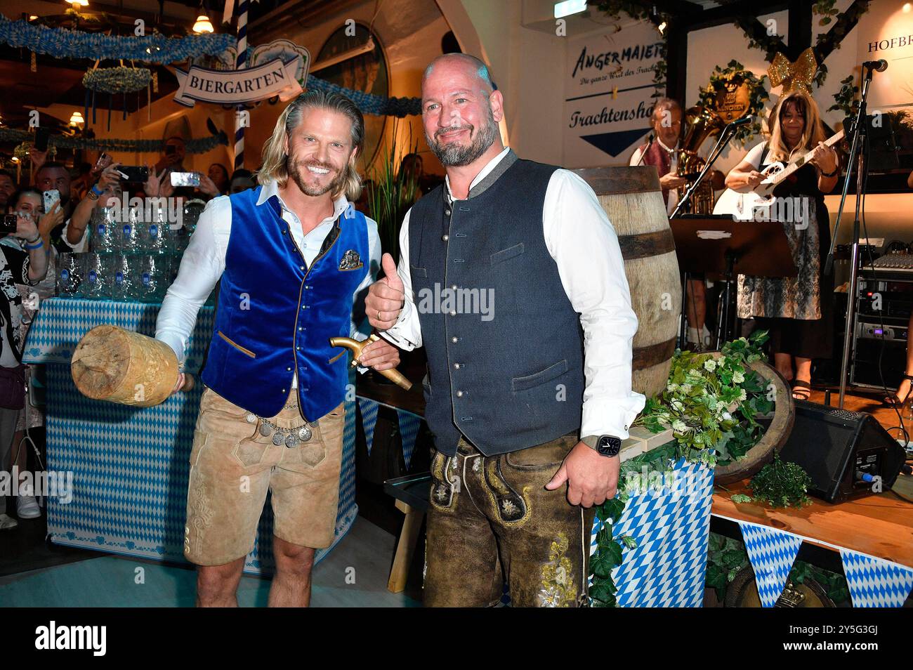 Paul Janke und Björn Schwarz beim Wiesn-Anstich zum Oktoberfest 2024 im Hofbräu Berlin. Berlin, 21.09.2024 *** Paul Janke et Björn Schwarz lors de la cérémonie de tapping de l'Oktoberfest 2024 au Hofbräu Berlin Berlin, 21 09 2024 Foto:Xn.xKubelkax/xFuturexImagex fassanstich_4931 Banque D'Images