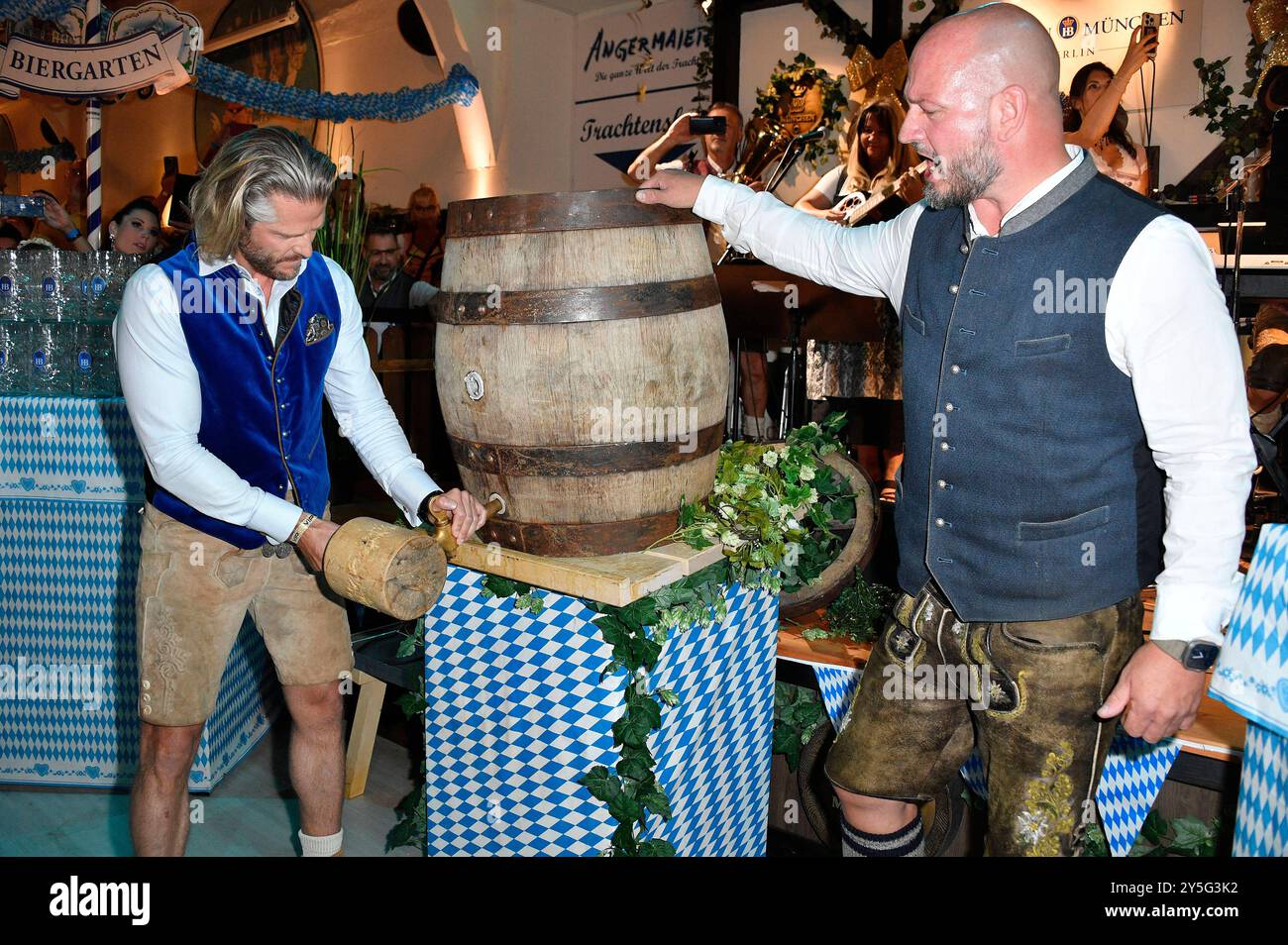 Paul Janke und Björn Schwarz beim Wiesn-Anstich zum Oktoberfest 2024 im Hofbräu Berlin. Berlin, 21.09.2024 *** Paul Janke et Björn Schwarz lors de la cérémonie de tapping de l'Oktoberfest 2024 au Hofbräu Berlin Berlin, 21 09 2024 Foto:Xn.xKubelkax/xFuturexImagex fassanstich_4934 Banque D'Images