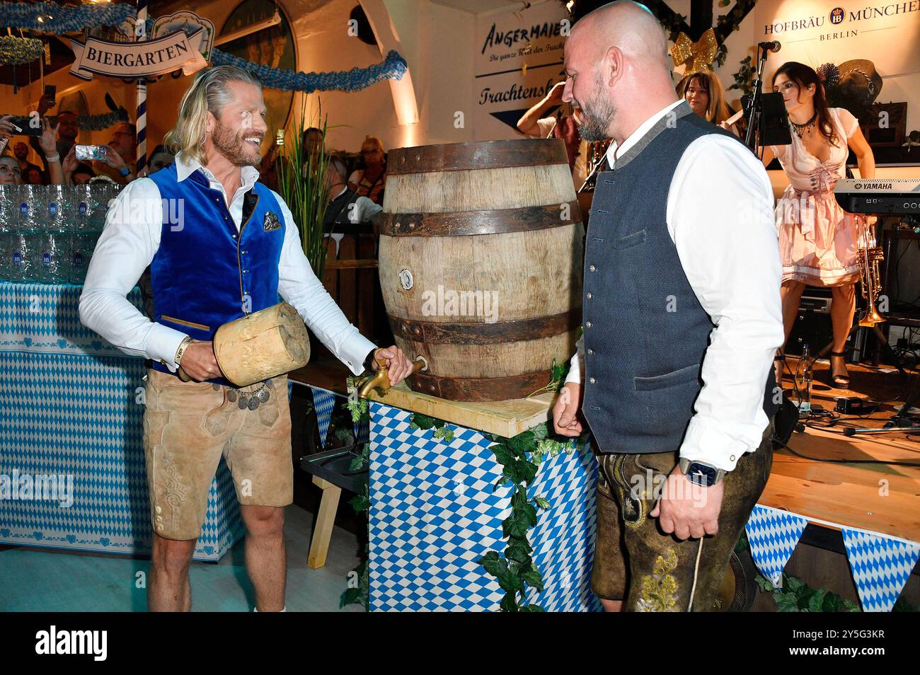 Paul Janke und Björn Schwarz beim Wiesn-Anstich zum Oktoberfest 2024 im Hofbräu Berlin. Berlin, 21.09.2024 *** Paul Janke et Björn Schwarz lors de la cérémonie de tapping de l'Oktoberfest 2024 au Hofbräu Berlin Berlin, 21 09 2024 Foto:Xn.xKubelkax/xFuturexImagex fassanstich_4933 Banque D'Images