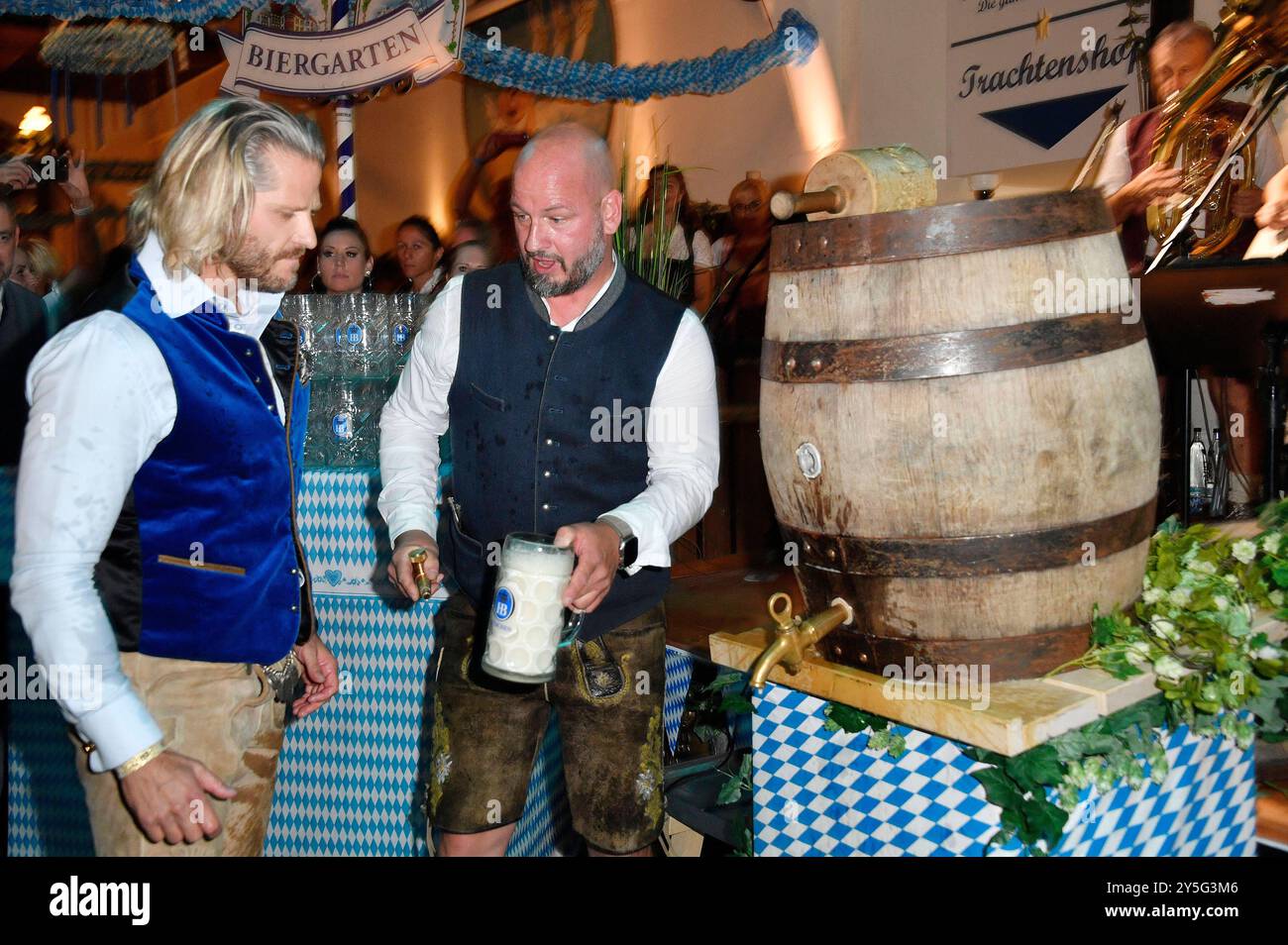Paul Janke und Björn Schwarz beim Wiesn-Anstich zum Oktoberfest 2024 im Hofbräu Berlin. Berlin, 21.09.2024 *** Paul Janke et Björn Schwarz lors de la cérémonie de tapping de l'Oktoberfest 2024 au Hofbräu Berlin Berlin, 21 09 2024 Foto:Xn.xKubelkax/xFuturexImagex fassanstich_4940 Banque D'Images