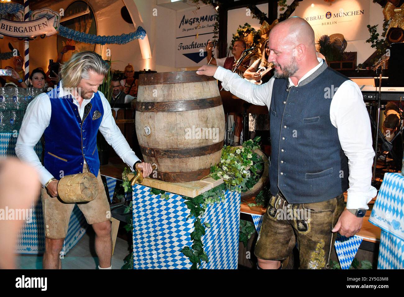Paul Janke und Björn Schwarz beim Wiesn-Anstich zum Oktoberfest 2024 im Hofbräu Berlin. Berlin, 21.09.2024 *** Paul Janke et Björn Schwarz lors de la cérémonie de tapping de l'Oktoberfest 2024 au Hofbräu Berlin Berlin, 21 09 2024 Foto:Xn.xKubelkax/xFuturexImagex fassanstich_4936 Banque D'Images