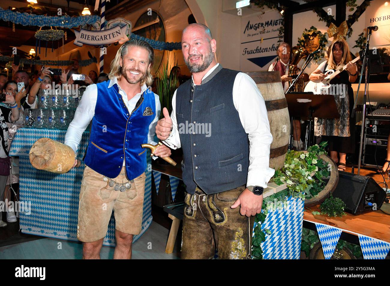 Paul Janke und Björn Schwarz beim Wiesn-Anstich zum Oktoberfest 2024 im Hofbräu Berlin. Berlin, 21.09.2024 *** Paul Janke et Björn Schwarz lors de la cérémonie de tapping de l'Oktoberfest 2024 au Hofbräu Berlin Berlin, 21 09 2024 Foto:Xn.xKubelkax/xFuturexImagex fassanstich_4932 Banque D'Images