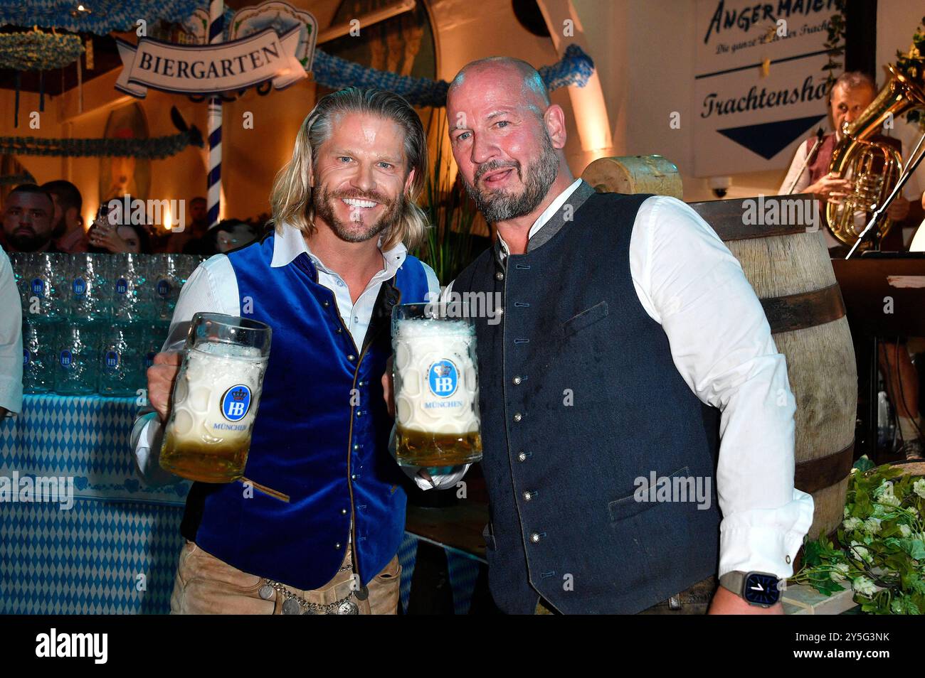 Paul Janke und Björn Schwarz beim Wiesn-Anstich zum Oktoberfest 2024 im Hofbräu Berlin. Berlin, 21.09.2024 *** Paul Janke et Björn Schwarz lors de la cérémonie de tapping de l'Oktoberfest 2024 au Hofbräu Berlin Berlin, 21 09 2024 Foto:Xn.xKubelkax/xFuturexImagex fassanstich_4943 Banque D'Images